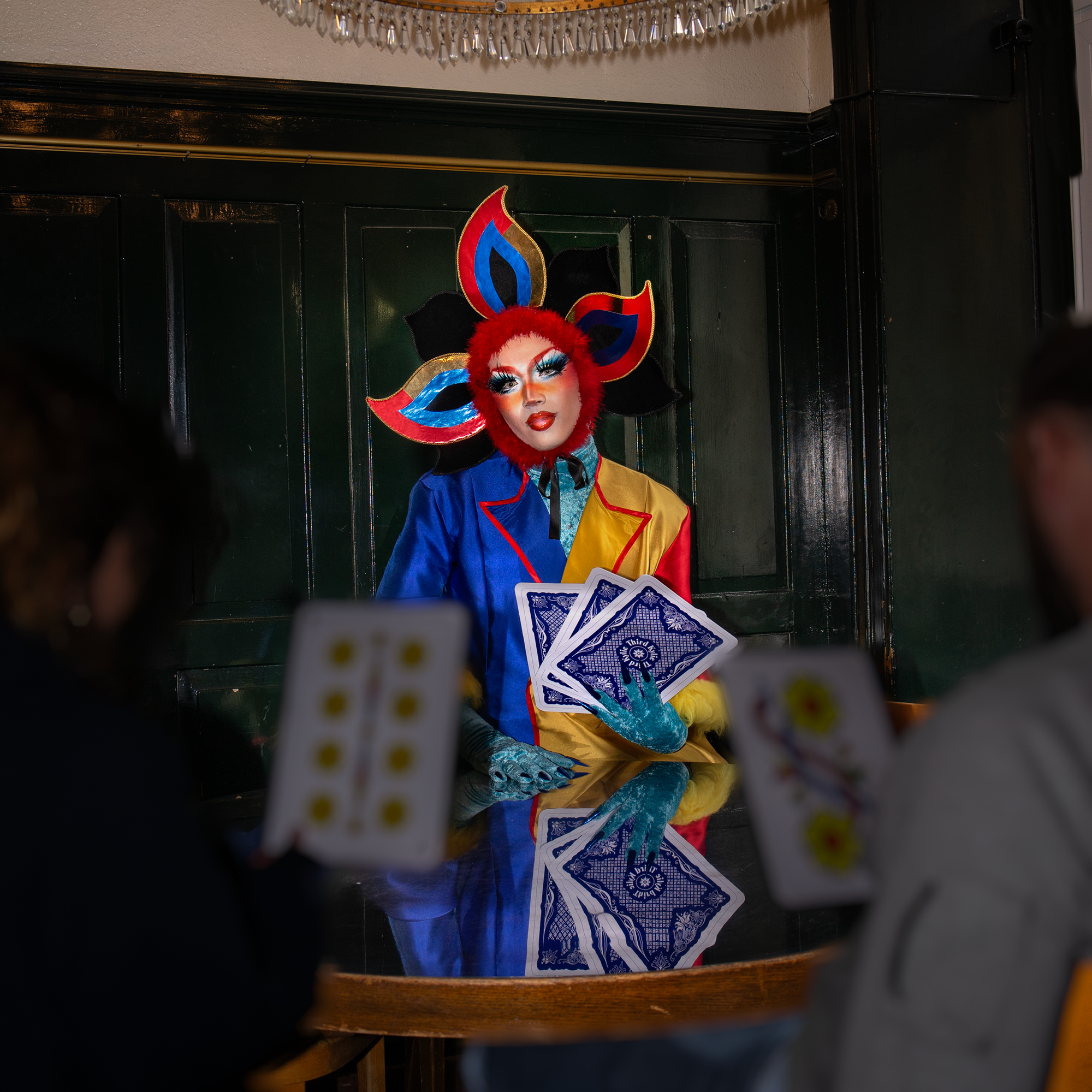 Third Kylie, Drag Queen aus Zürich in einem Jasskarten Kostüm inspiriert der deutschschweizer Jasskarten des Schellen Under